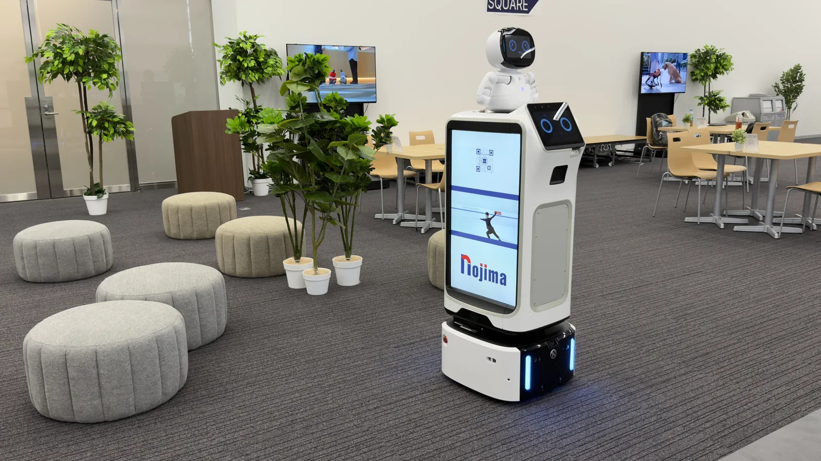 家電量販店のショールームで、画面に案内を映して立つサイネージ型 Collibot
