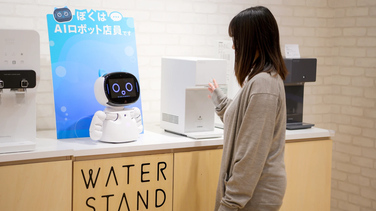 専門店の店頭で「AI ロボット店員」として案内する Kebbi
